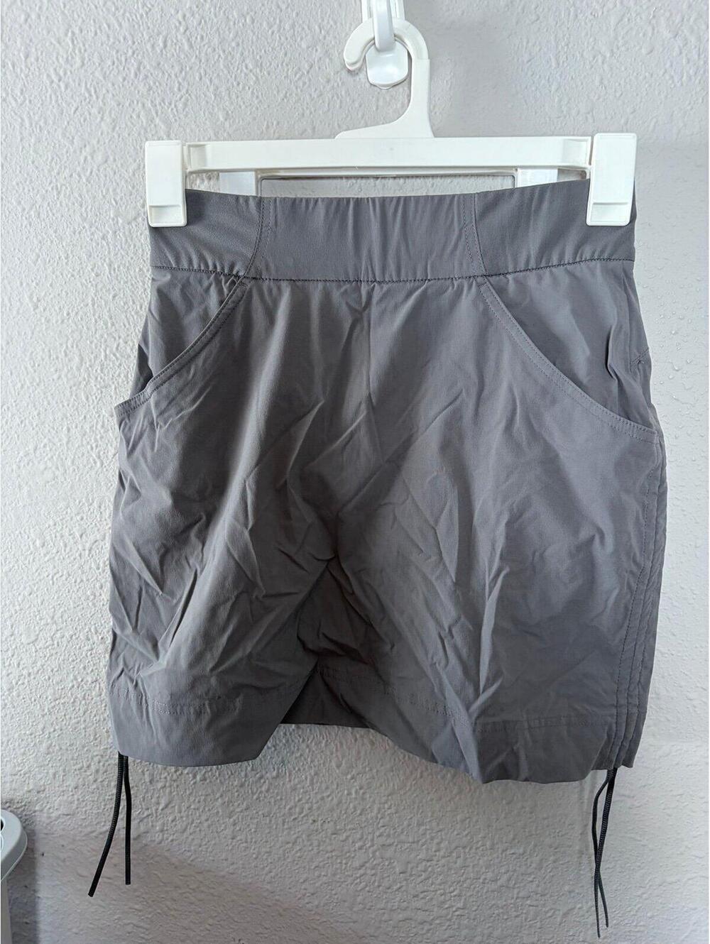 Columbia grey side cinch skort size S. Pinhole on waistband from tag